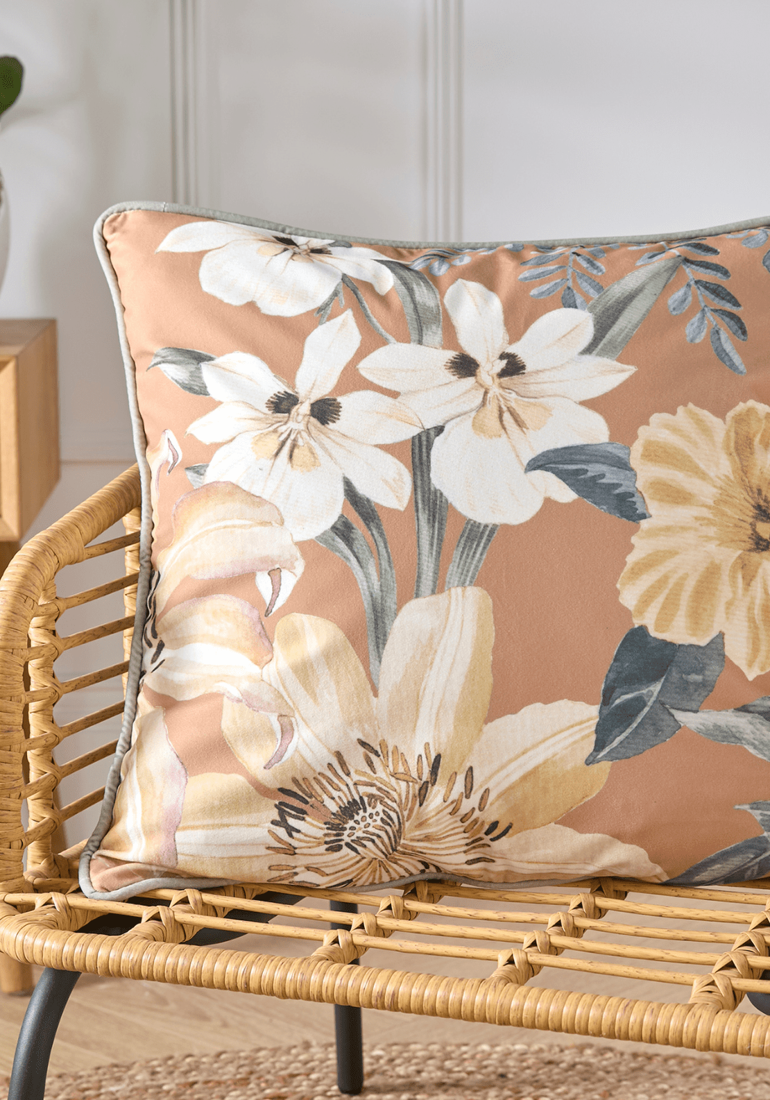 Sarah Velvet Cushion – Gold